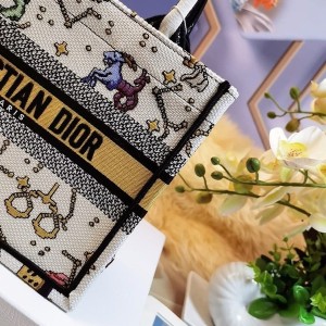 Christian Dior Book Tote Bag 25cm 1265 Pixel Zodiac Embroidery Canvas Fall/Winter 2022 Collection - Image 5