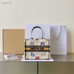 Christian Dior Book Tote Bag 25cm 1265 Pixel Zodiac Embroidery Canvas Fall/Winter 2022 Collection - Image 9