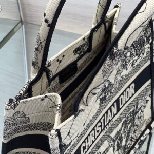 Christian Dior Book Tote Bag 25cm 1265 Toile de Jouy Zodiac Embroidery Canvas Fall/Winter 2022 Collection - Image 5