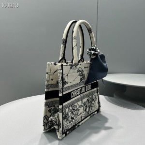 Christian Dior Book Tote Bag 25cm 93361 Toile de Jouy Zodiac Embroidery Canvas Fall/Winter 2022 Collection - Image 3