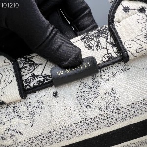 Christian Dior Book Tote Bag 25cm 93361 Toile de Jouy Zodiac Embroidery Canvas Fall/Winter 2022 Collection - Image 9