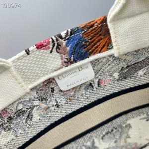 Christian Dior Book Tote Bag 25cm M1265 Jardin d'Hiver Embroidery Canvas Fall/Winter 2022 Collection - Image 8