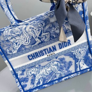 Christian Dior Book Tote Bag 25cm M1265 Toile de Jouy Reverse Transparent Embroidery Canvas Fall/Winter 2022 Collection - Image 4