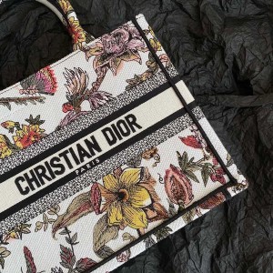 Christian Dior Book Tote Bag 26cm Jardin Botanique Embroidery Canvas Spring/Summer 2023 Collection - Image 4