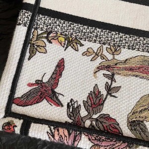 Christian Dior Book Tote Bag 26cm Jardin Botanique Embroidery Canvas Spring/Summer 2023 Collection - Image 5