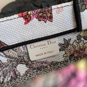 Christian Dior Book Tote Bag 26cm Jardin Botanique Embroidery Canvas Spring/Summer 2023 Collection - Image 7