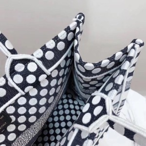 Christian Dior Book Tote Bag 35cm Polka Dot Embroidered Canvas Fall/Winter 2020 Collection - Image 5