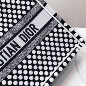 Christian Dior Book Tote Bag 35cm Polka Dot Embroidered Canvas Fall/Winter 2020 Collection - Image 7
