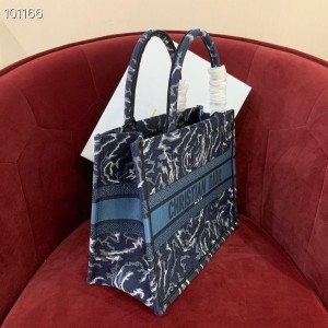 Christian Dior Book Tote Bag 36cm 1286 Brocart Motif Embroidered Canvas Fall/Winter 2022 Collection - Image 3