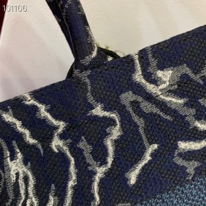 Christian Dior Book Tote Bag 36cm 1286 Brocart Motif Embroidered Canvas Fall/Winter 2022 Collection - Image 5