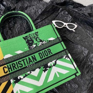 Christian Dior Book Tote Bag 36cm 1286 D-Jungle Pop Cheetah Embroidered Canvas Fall/Winter 2022 Collection - Image 6