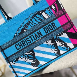 Christian Dior Book Tote Bag 36cm 1286 D-Jungle Pop Giraffe Embroidered Canvas Fall/Winter 2022 Collection - Image 3