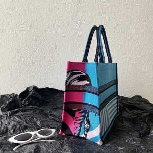 Christian Dior Book Tote Bag 36cm 1286 D-Jungle Pop Giraffe Embroidered Canvas Fall/Winter 2022 Collection - Image 4