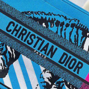 Christian Dior Book Tote Bag 36cm 1286 D-Jungle Pop Giraffe Embroidered Canvas Fall/Winter 2022 Collection - Image 5