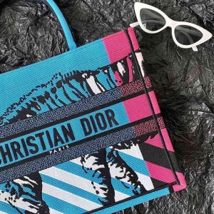 Christian Dior Book Tote Bag 36cm 1286 D-Jungle Pop Giraffe Embroidered Canvas Fall/Winter 2022 Collection - Image 6