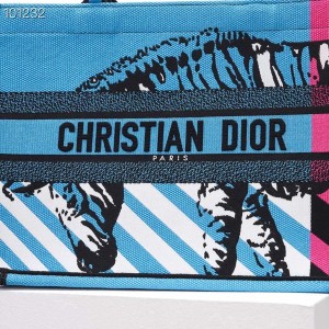 Christian Dior Book Tote Bag 36cm 1286 D-Jungle Pop Giraffe Embroidered Canvas Fall/Winter 2022 Collection - Image 7