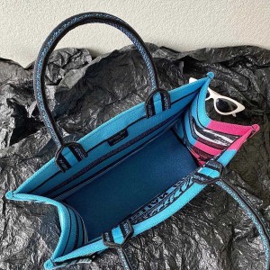 Christian Dior Book Tote Bag 36cm 1286 D-Jungle Pop Giraffe Embroidered Canvas Fall/Winter 2022 Collection - Image 7
