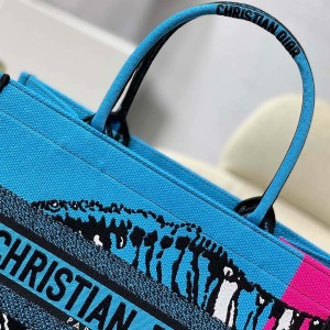 Christian Dior Book Tote Bag 36cm 1286 D-Jungle Pop Giraffe Embroidered Canvas Fall/Winter 2022 Collection - Image 8
