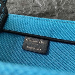 Christian Dior Book Tote Bag 36cm 1286 D-Jungle Pop Giraffe Embroidered Canvas Fall/Winter 2022 Collection - Image 9