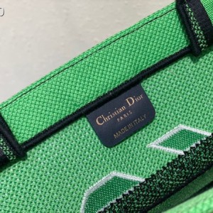 Christian Dior Book Tote Bag 36cm 1286 D-Jungle Zoom Pop Cheetah Embroidered Canvas Fall/Winter 2022 Collection - Image 8