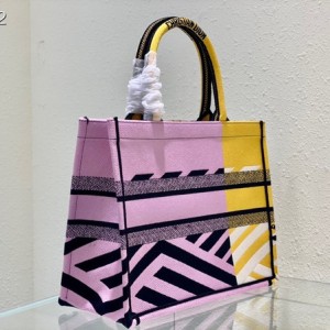Christian Dior Book Tote Bag 36cm 1286 D-Jungle Zoom Pop Lion Embroidered Canvas Fall/Winter 2022 Collection - Image 3