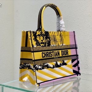 Christian Dior Book Tote Bag 36cm 1286 D-Jungle Zoom Pop Lion Embroidered Canvas Fall/Winter 2022 Collection - Image 4