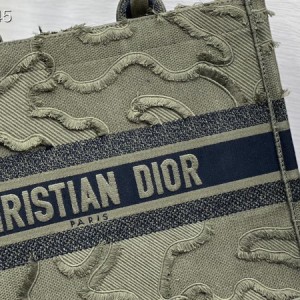 Christian Dior Book Tote Bag 36cm 1296 Camouflage Embroidered Canvas Fall/Winter 2020 Collection - Image 5