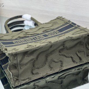 Christian Dior Book Tote Bag 36cm 1296 Camouflage Embroidered Canvas Fall/Winter 2020 Collection - Image 6