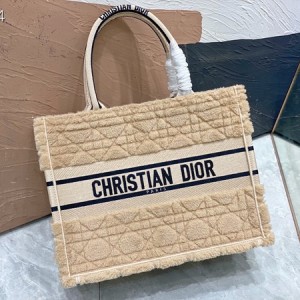 Christian Dior Book Tote Bag 36cm 1296 Cannage Shearling Embroidered Canvas Fall/Winter 2022 Collection - Image 4