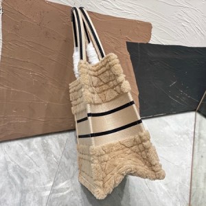Christian Dior Book Tote Bag 36cm 1296 Cannage Shearling Embroidered Canvas Fall/Winter 2022 Collection - Image 5