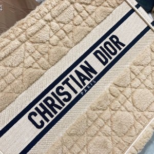 Christian Dior Book Tote Bag 36cm 1296 Cannage Shearling Embroidered Canvas Fall/Winter 2022 Collection - Image 6