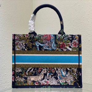 Christian Dior Book Tote Bag 36cm 1296 Constellation Embroidered Canvas Fall/Winter 2022 Collection - Image 3