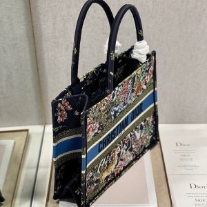 Christian Dior Book Tote Bag 36cm 1296 D-Constellation Zodiac Embroidery Canvas Fall/Winter 2022 Collection - Image 5