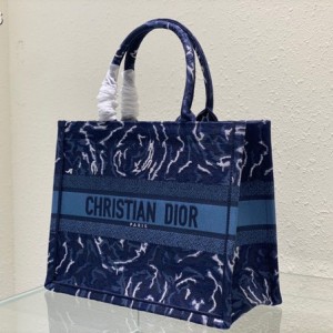 Christian Dior Book Tote Bag 36cm 1296 Dior Roses Embroidered Canvas Fall/Winter 2022 Collection - Image 3