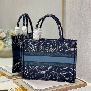 Christian Dior Book Tote Bag 36cm 1296 Dior Roses Embroidered Canvas Fall/Winter 2022 Collection - Image 4