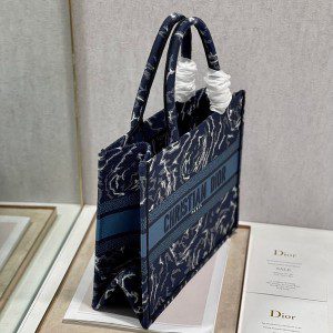 Christian Dior Book Tote Bag 36cm 1296 Dior Roses Embroidered Canvas Fall/Winter 2022 Collection - Image 5