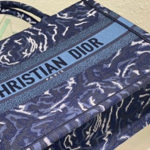 Christian Dior Book Tote Bag 36cm 1296 Dior Roses Embroidered Canvas Fall/Winter 2022 Collection - Image 6