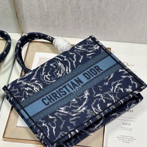Christian Dior Book Tote Bag 36cm 1296 Dior Roses Embroidered Canvas Fall/Winter 2022 Collection - Image 7