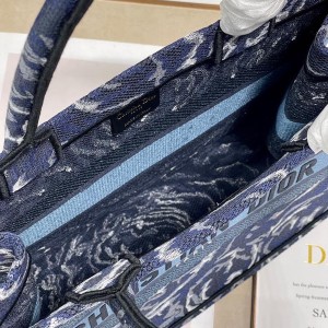 Christian Dior Book Tote Bag 36cm 1296 Dior Roses Embroidered Canvas Fall/Winter 2022 Collection - Image 8