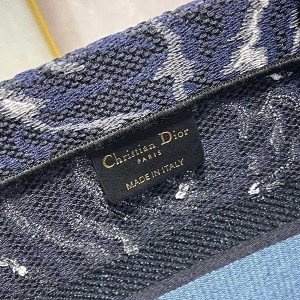 Christian Dior Book Tote Bag 36cm 1296 Dior Roses Embroidered Canvas Fall/Winter 2022 Collection - Image 9