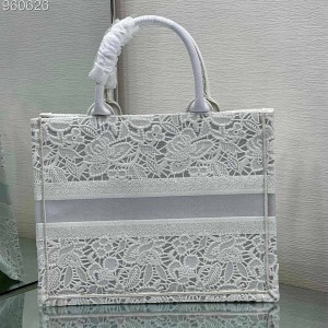 Christian Dior Book Tote Bag 36cm 1296 Floral Lace Embroidered Canvas Fall/Winter 2022 Collection - Image 3