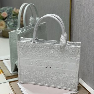 Christian Dior Book Tote Bag 36cm 1296 Floral Lace Embroidered Canvas Fall/Winter 2022 Collection - Image 3
