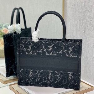 Christian Dior Book Tote Bag 36cm 1296 Floral Lace Embroidered Canvas Fall/Winter 2022 Collection - Image 3