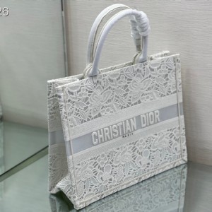 Christian Dior Book Tote Bag 36cm 1296 Floral Lace Embroidered Canvas Fall/Winter 2022 Collection - Image 4