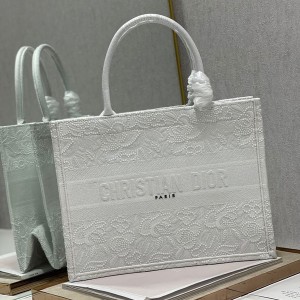 Christian Dior Book Tote Bag 36cm 1296 Floral Lace Embroidered Canvas Fall/Winter 2022 Collection - Image 4