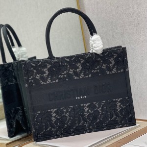Christian Dior Book Tote Bag 36cm 1296 Floral Lace Embroidered Canvas Fall/Winter 2022 Collection - Image 4