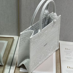 Christian Dior Book Tote Bag 36cm 1296 Floral Lace Embroidered Canvas Fall/Winter 2022 Collection - Image 5