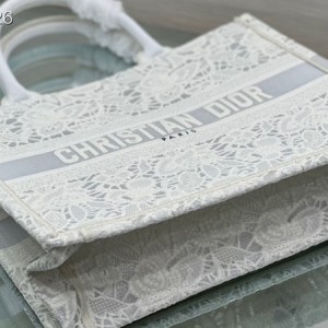 Christian Dior Book Tote Bag 36cm 1296 Floral Lace Embroidered Canvas Fall/Winter 2022 Collection - Image 6