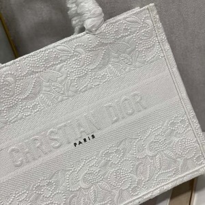 Christian Dior Book Tote Bag 36cm 1296 Floral Lace Embroidered Canvas Fall/Winter 2022 Collection - Image 6