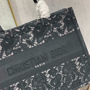 Christian Dior Book Tote Bag 36cm 1296 Floral Lace Embroidered Canvas Fall/Winter 2022 Collection - Image 6